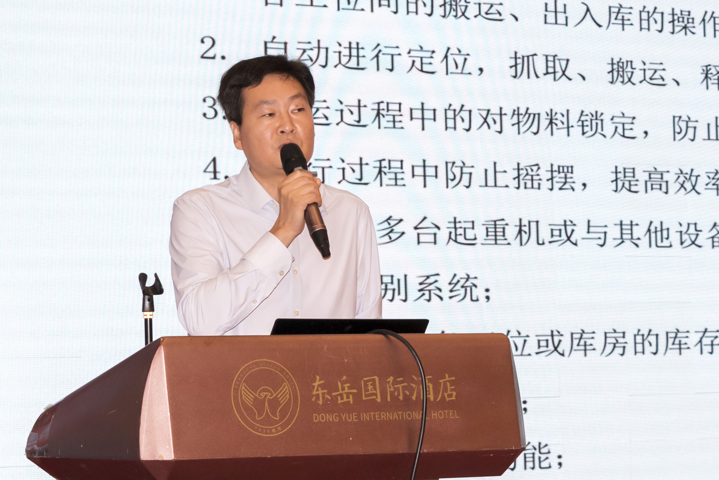 奥力�?邓海龙作报告.JPG 奥力�?邓海龙作报告.JPG